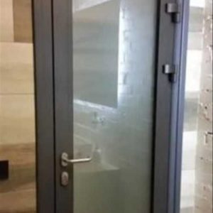 Межкомнатная алюминиевая дверь со стеклом
